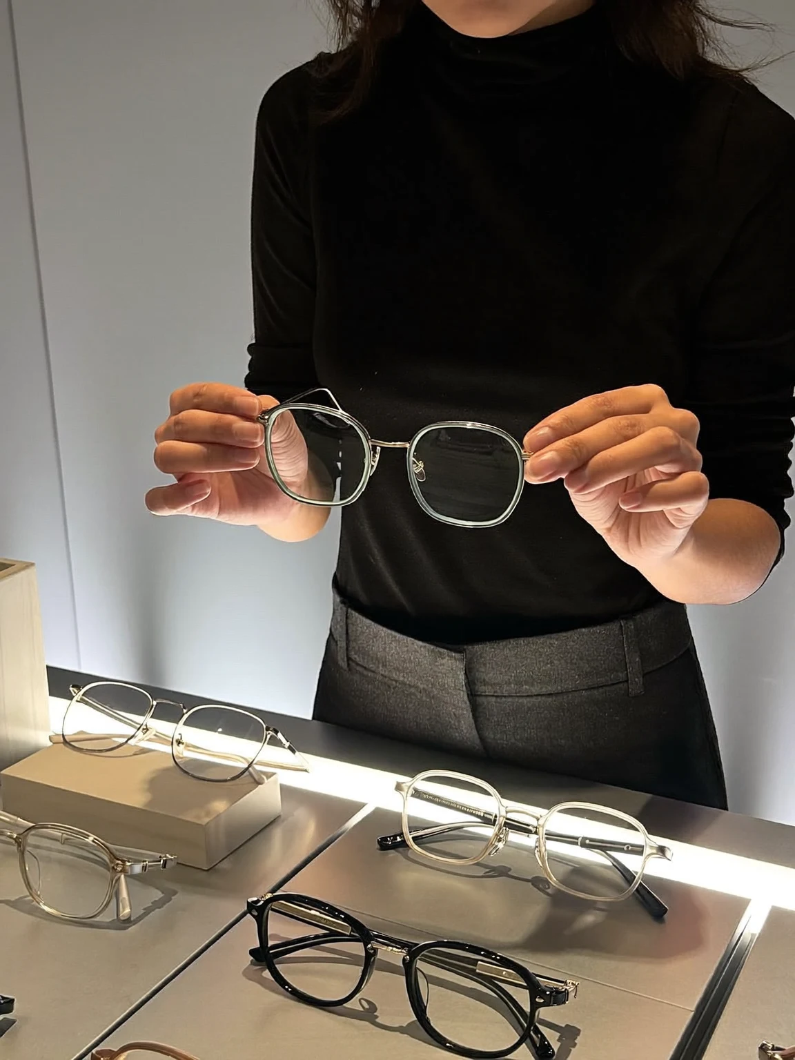 Illustration: Sorgfältige Pflege und Anpassung einer Brille, symbolisch dargestellt