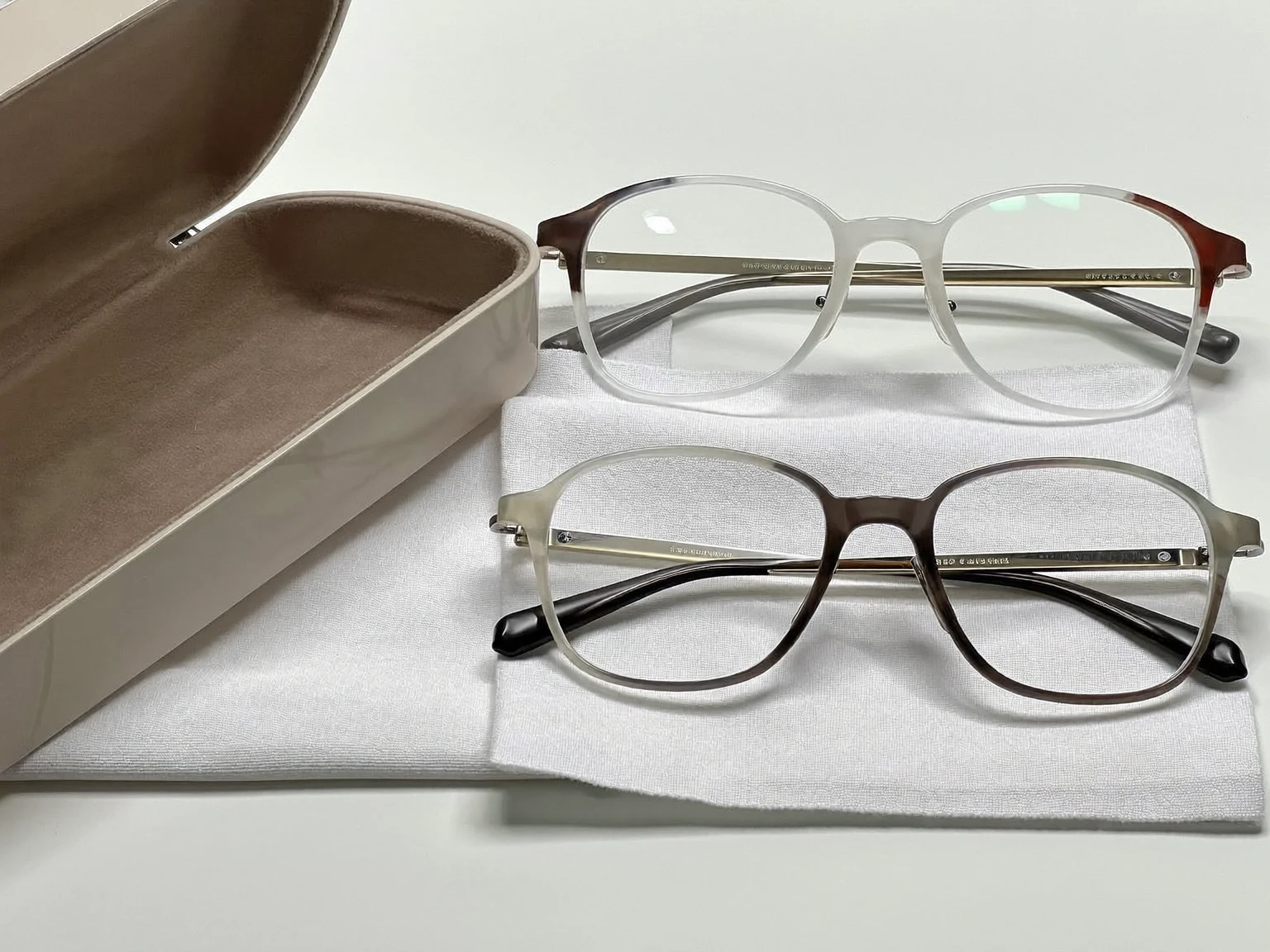 Illustration: Abschlussmotiv mit Brille und Zubehör in harmonischer Komposition